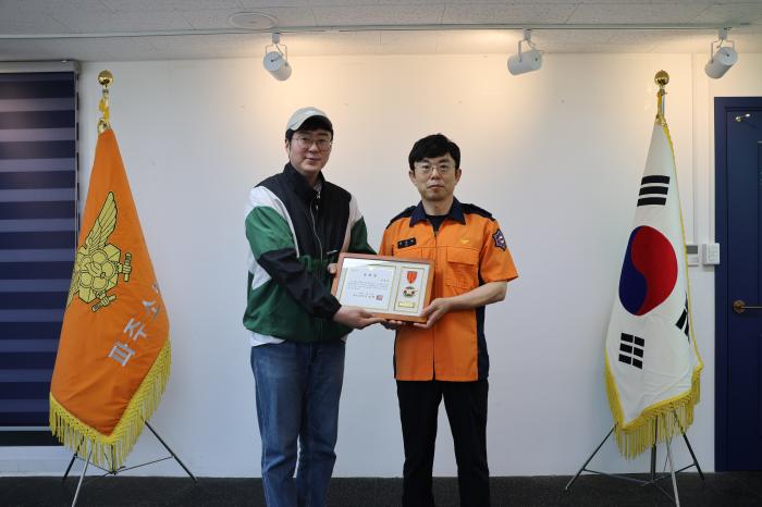 "소화기가 지킨 이웃의 안전"... 파주소방서, 화재 진압 유공 시민의 용기에 표창으로 화답  출처: 파주신문 (www.pajunews.co.kr) 기사 이미지